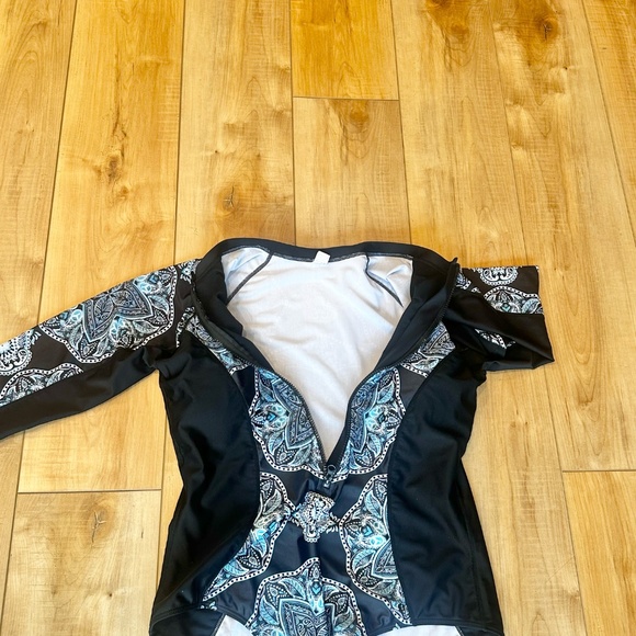 Elegant Black and Blue Geometric Long Sleeve Swimsuit - Picture 8 of 12